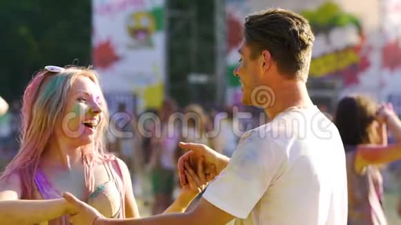 在夏季的传统节日里两位情人在人群中跳舞视频的预览图