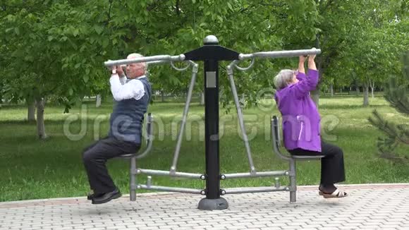 在格林斯普林公园健身房锻炼两次更健康的生活方式视频的预览图