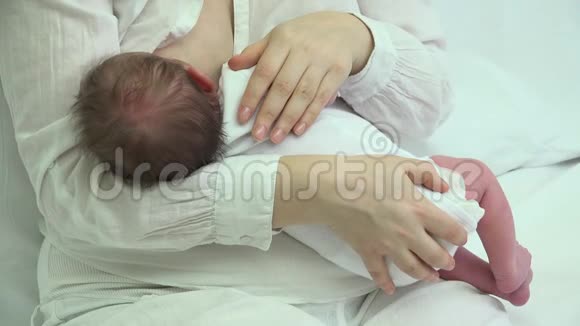 新生儿母乳喂养完美的母婴结合视频的预览图