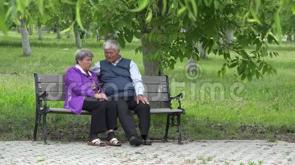 两个年长的人男人拥抱女人年长的谈话互相支持视频的预览图