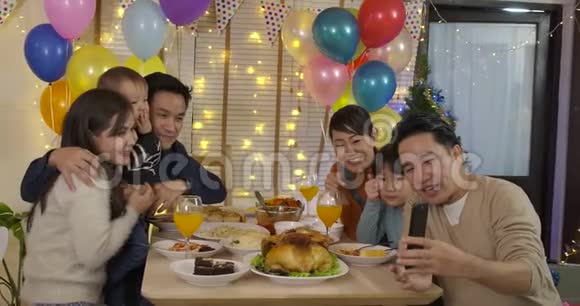 快乐的亚洲家庭在圣诞派对上自拍视频的预览图