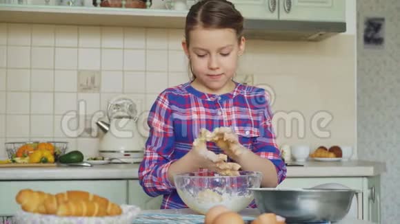 小可爱的女孩在家里的厨房里做面团和清洁手她想让她的母亲和视频的预览图