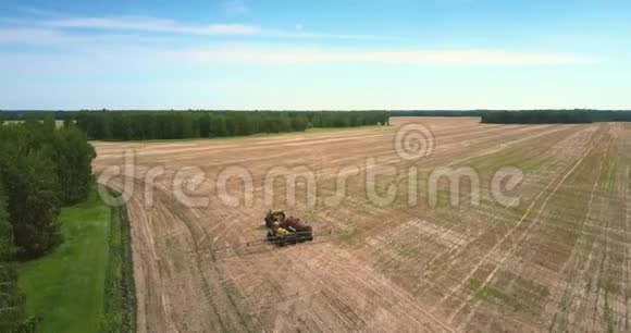 鸟瞰农业设备站在田野上视频的预览图