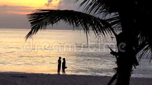 日落时分情侣们在异国海滩上自拍视频的预览图