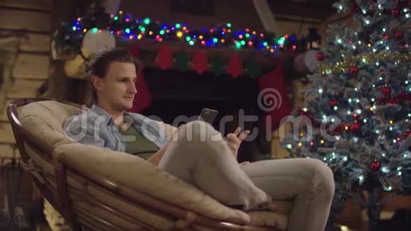 年轻人通过使用智能手机和信用卡在圣诞夜上网购物视频的预览图