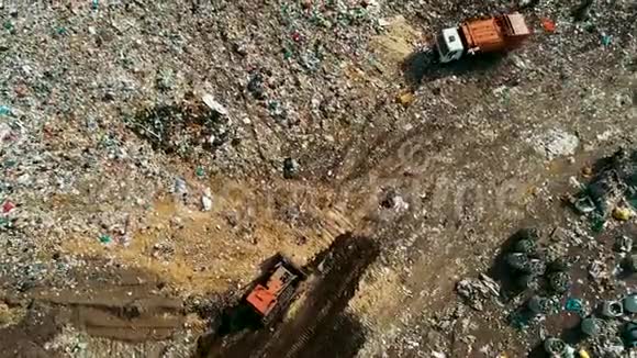 巨大的橙色垃圾车在一个巨大的垃圾场里的垃圾视频的预览图