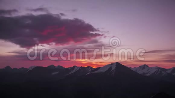 日出山脉高峰时间流逝放大4k视频的预览图