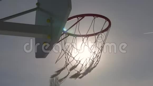 太阳时把篮球圈合上视频的预览图