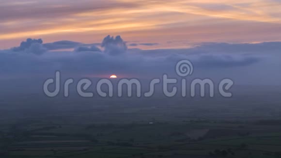 英国风景山上朦胧的秋日日落视频的预览图