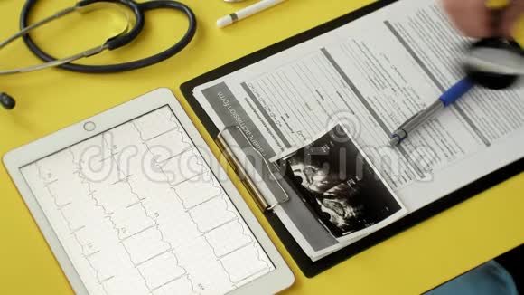 治疗师的侧视桌面心电图结果在电脑平板超声医学和保健的概念视频的预览图