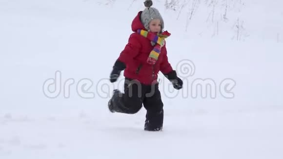 可爱的孩子在雪地里奔跑白色的童年欢乐的季节视频的预览图