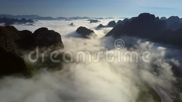 鸟瞰一望无际的群山从云层中突出视频的预览图