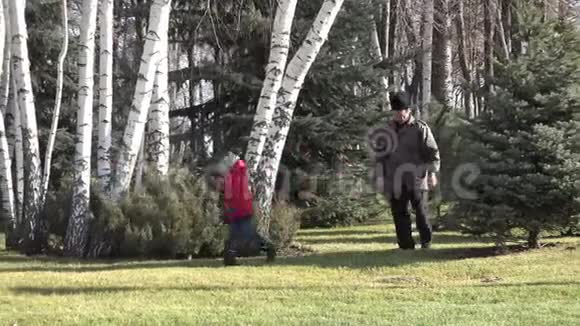 祖父母和孙子在公园玩耍捉迷藏寻欢作乐视频的预览图