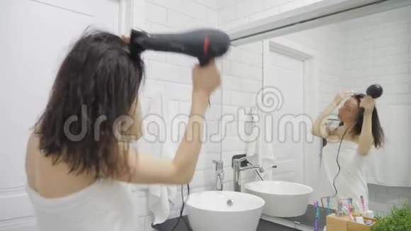 年轻快乐的女人在浴室吹干头发生活方式发型美观视频的预览图