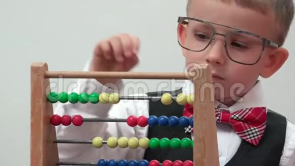 有趣的小孩的肖像大眼镜编号木计数视频的预览图