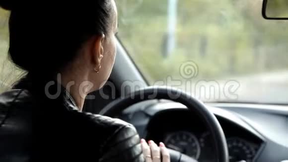 年轻女孩开着车视频的预览图