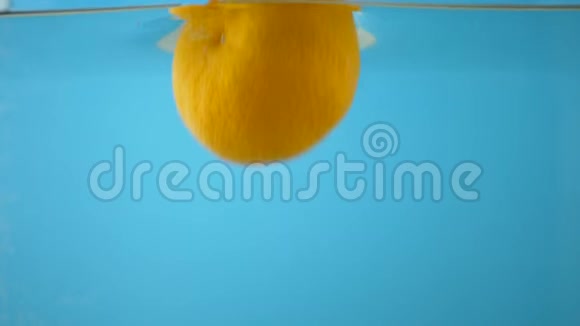 橘子落在水中溅起水花视频的预览图