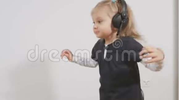 小女孩用耳机听音乐视频的预览图
