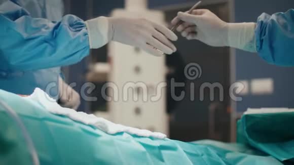 手术中使用医疗剪刀的外科医生视频的预览图