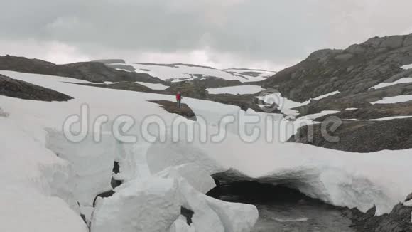 雪下的河流挪威视频的预览图