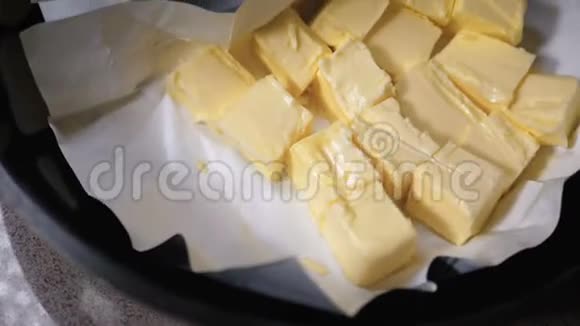 箔包装中熔化的黄油视频的预览图