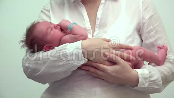 可爱的新生儿在母亲的怀抱感觉完美的保护不可替代的爱视频的预览图