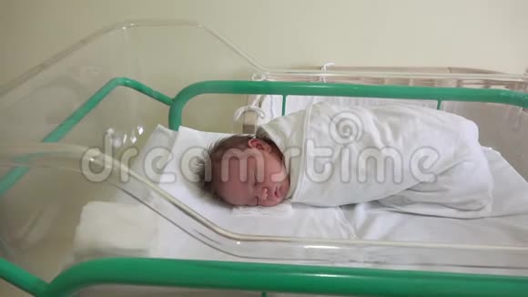可爱的新生儿睡在医院的床上健康的孩子平静视频的预览图