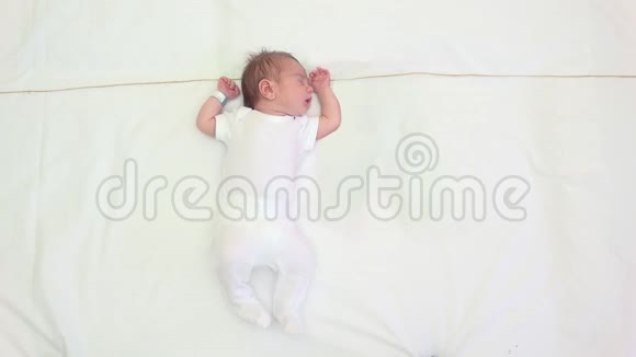 新生儿和婴儿衣服系在绳子上有趣的干净和干燥视频的预览图