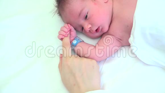新生儿牵着母亲的手小脸渴望安全感视频的预览图