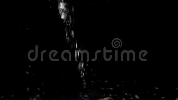 一股水流在黑色的背景下流下来视频的预览图
