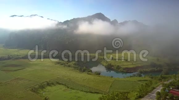 在雾中医生用河流飞过乡村景色飞到群山视频的预览图