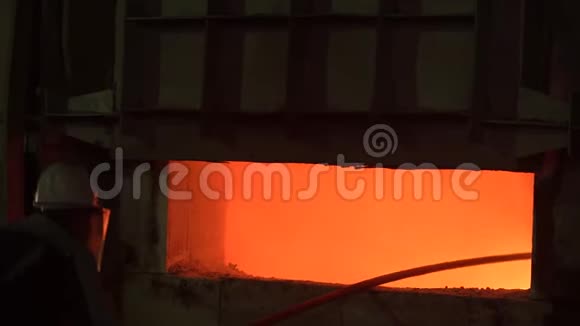 在钢铁厂开高炉在炉子里巨大的温度下金属熔化了工人们跟着视频的预览图