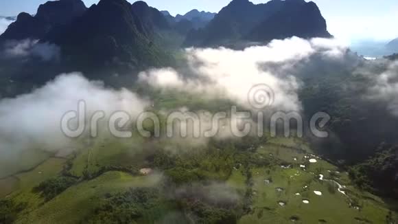 从山谷上方的山丘到河流的高度飞行太阳反射视频的预览图