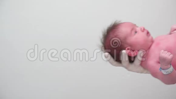 医生带着医用手套抱着新生儿男人给婴儿视频的预览图