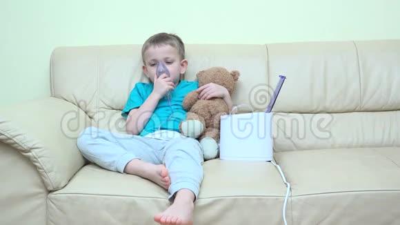 生病的男孩拿着气雾剂吸入器抱着泰迪熊玩具朋友友谊好歹视频的预览图