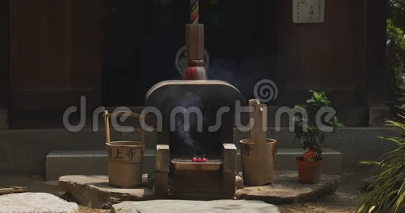 东京的传统寺庙白天烧香视频的预览图