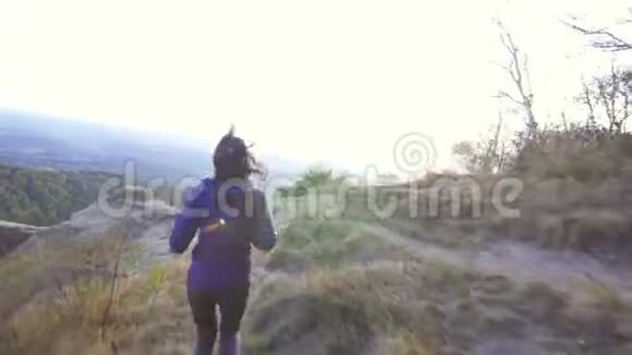 女运动员在山路上跑步后视镜视频的预览图