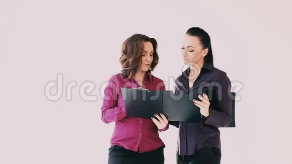 两个女人在办公室讨论这份文件视频的预览图