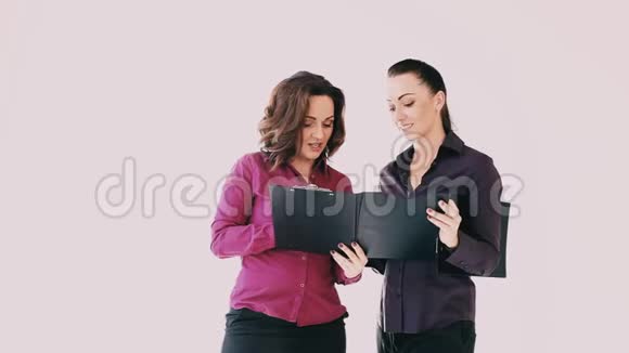 两个女人在办公室讨论这份文件视频的预览图