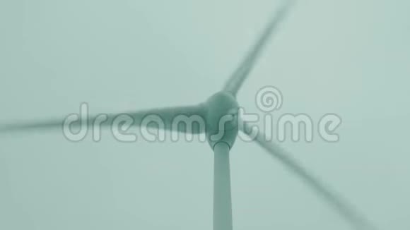 旋转风力发电机转子低角度特写镜头视频的预览图