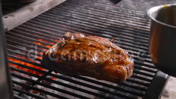 烹饪理念在烧烤过程中腌制肉视频的预览图