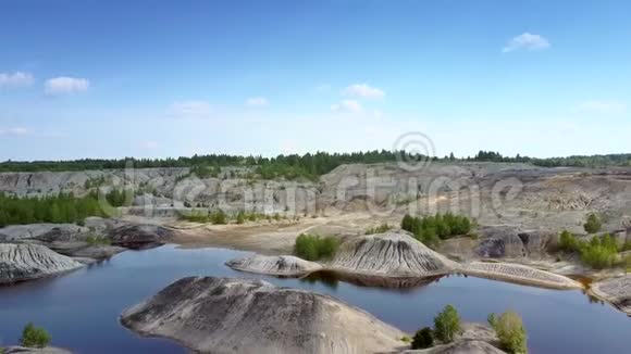 散落在粘土石场湖上的石屑视频的预览图