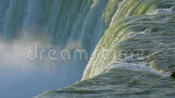 薄雾般雄伟的尼亚加拉大瀑布缓慢移动视频的预览图