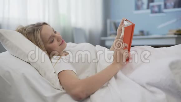 快乐女孩读爱情故事书梦想完美的浪漫关系视频的预览图