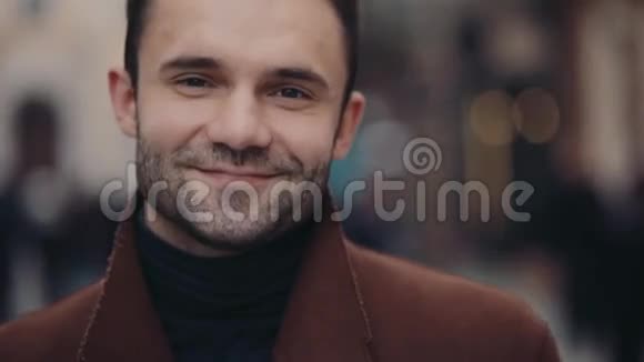 一个穿着休闲装的漂亮小胡子男人高兴地朝镜头微笑男性美女城市生活活跃视频的预览图