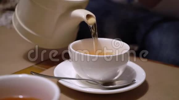 从茶壶里往杯子里倒茶视频的预览图