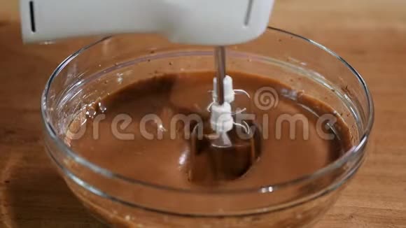 做巧克力蛋糕面包店在巧克力面糊中加入面粉混合物视频的预览图