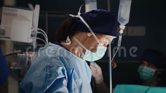 在黑暗的手术室做严重手术视频的预览图