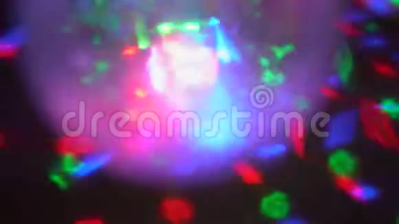 从迪斯科球反射光泄漏墙上的投影视频的预览图