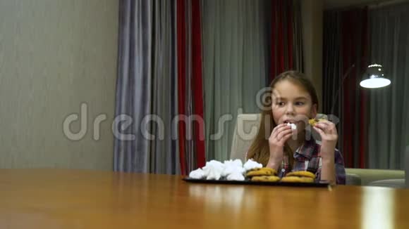孩子不平衡的饮食习惯糖果暴饮暴食视频的预览图